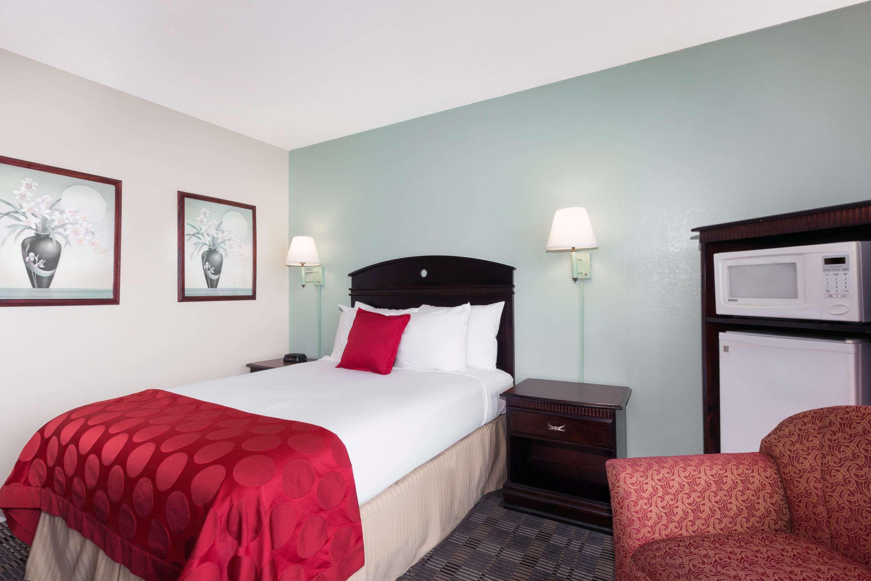 Hotel Ramada By Wyndham Pelham Exterior foto